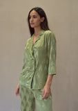 Traje fluido estampado satinado