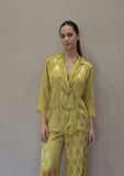 Traje fluido estampado satinado