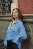 Camisa Denim bolsillos tachas