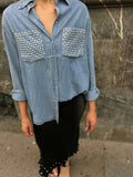Camisa Denim bolsillos tachas