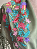 Mantón bordado E4