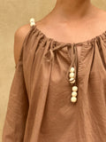 Blusa hombros descubiertos marrón