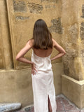 Vestido beige de lino atado al cuello