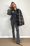 Jeans flare grises abertura bajo