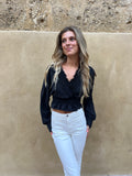 Top negro escote pico