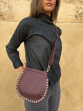 Bolso Moon tachuelas burdeos