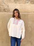 Blusa beige cuello bordado