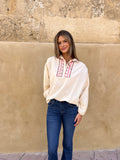Blusa beige cuello bordado